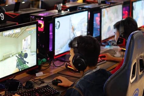 Galeri foto game mobile - Pemilik warnet 38 Stok gold unlimited di tersedia di pusat reward